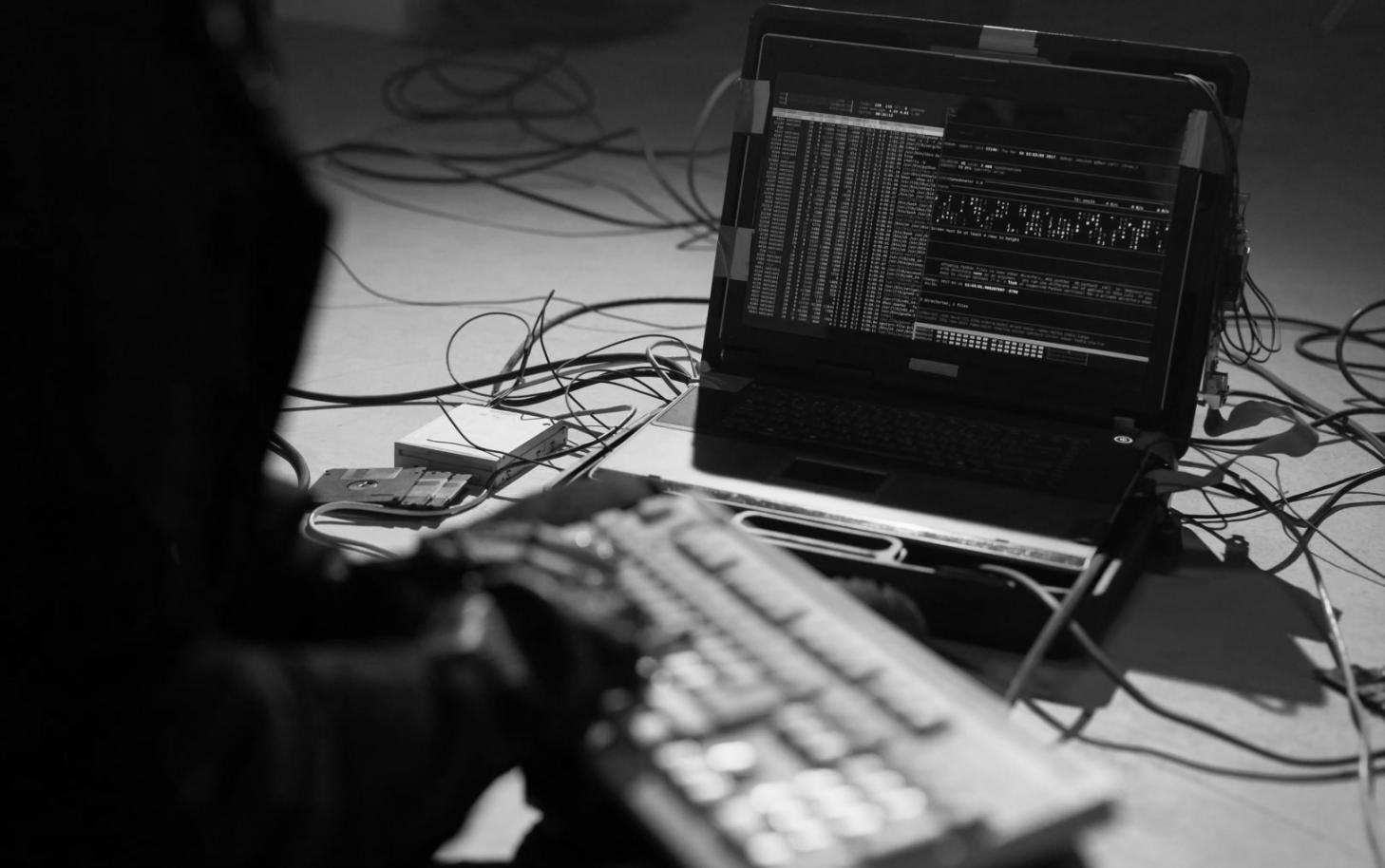 Arbeitsumgebung mit Laptop und Notizen zur praktischen KI-Anwendung